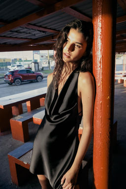 VESTIDO HALTER SATINADO / Negro - Zara фото 3