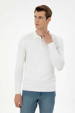 Мужской свитер цвета экрю