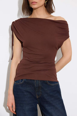 Limited Edition Kahverengi Normal Kal?p Asimetrik Yaka Buzgulu Yumusak Orme Bluz TWOSS26BZ00525