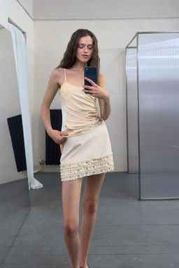 FALDA MINI VOLANTES TACHAS / Crudo