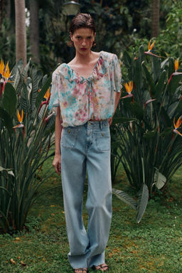 BLUSA VOLANTES ESTAMPADO FLORAL / Multicolor