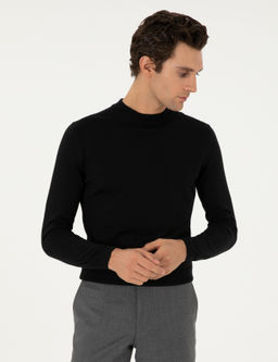Черный базовый свитер узкого кроя