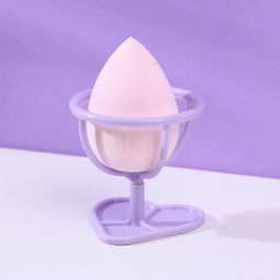 Спонж скошенный Doll face, на пластиковой подставке для сушки и хранения, BEAUTY FOX