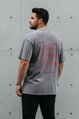 TRENDYOL MAN Antrasit Buyuk Beden Oversize Eskitme/Soluk Efekt Galaksi Bask?l? T-Shirt TMNSS25BF00039