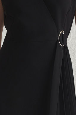 TRENDYOLMILLA Siyah Etegi Belden Ac?lan Aksesuar Detayl? Piliseli Midi Dokuma Elbise TWOSS25EL00143  фото 9