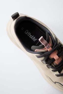 TRAINERS WITH SOLE DETAIL