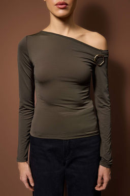 Haki Fitted Dusuk Omuzlu Aksesuar Detayl? Asimetrik Yaka Esnek Orme Bluz TWOAW26BZ00075