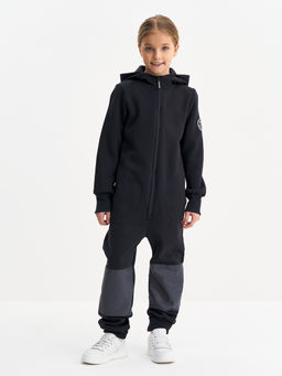 Черный комбинезон с наколенниками для мальчика