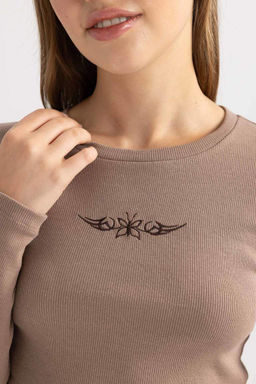 Крутая приталенная футболка в рубчик с длинными рукавами - Defacto фото 3