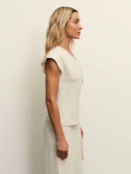 Струящийся топ на запах из фактурной ткани / Zarina фото 4