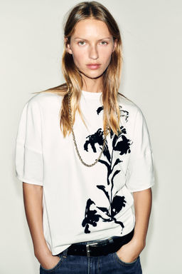 T-SHIRT WITH CONTRAST FLOWER PRINT - Zara фото 2