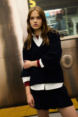 Трикотажный свитер оверсайз широкого кроя с v-образным вырезом Снова в школу