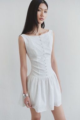 TRENDYOLMILLA Limited Edition Beyaz Etegi Belden Ac?lan Dugme Detayl? Brode Mini Dokuma Elbise TWOSS25EL00521