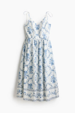 Vestido de tirantes espagueti con vuelo