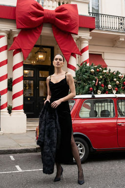 Siyah Aksesuar Detayl? Orme Kadife Maxi Astars?z Elbise TPRAW26EL00062