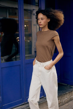 CAMISETA MINIMAL MANGA CORTA / Marr?n claro