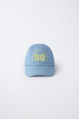 GORRA VARSITY BORDADO / Azul claro