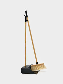 Щётка с совком Meli, бамбуковый держатель, 26×24×98 см, чёрная