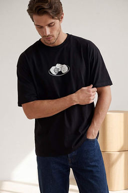 Siyah Oversize/Geni_ Kesim Bask_l_ %100 Pamuk T-Shirt TMNSS26TS00052