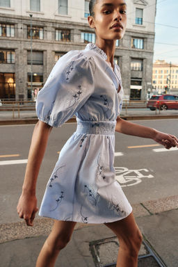 VESTIDO ESTAMPADO BORDADOS ENGOMADOS / Azul / Blanco