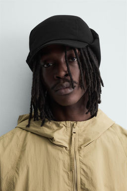 GORRA T?CNICA ACOLCHADA OREJERAS / Negro