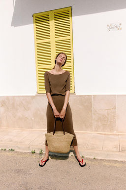 VESTIDO MIDI PUNTO CINTUR?N / Marr?n