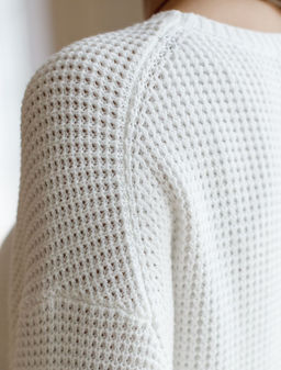 Укороченный джемпер с широкими рукавами рельефной вязки из хлопка с акрилом