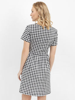 Платье женское на пуговицах с коротким рукавом в черно-белую клетку черно -белая клетка 152388 - Mark formelle фото 2