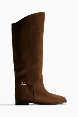 Botas con correa decorativa