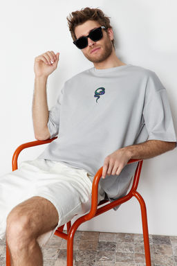 TRENDYOL MAN Premium Gri Oversize Y?lan Nak?sl? Kal?n Premium T-Shirt TMNSS24TS00018