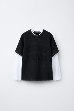 CAMISETA WAFFLE DOBLE MANGA TEXTO / Negro