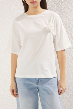 TRENDYOLMILLA Ekru Oversize/Genis Kal?p Cicek Aksesuar Detayl? Orme T-Shirt TWOSS25TS00013