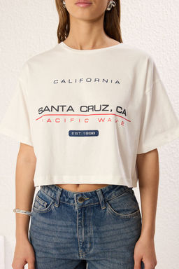 Ekru %100 Kal?n Pamuklu Relaxed/Rahat Kal?p Yuksek Slogan Bask?l? Orme T-Shirt TWOSS25TS00079