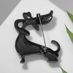 Брошь мультяшная «Собачка» такса, цветная в чёрном металле