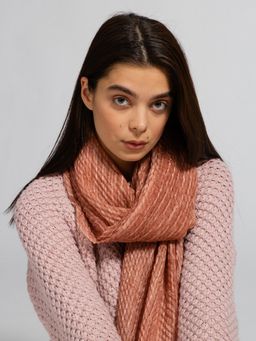 Большой,красивый палантин, выполненный из гофрированной ткани и украшенный тонкими нитями люрекса