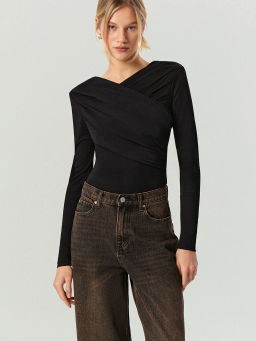 Лонгслив Emka с драпировкой и подплечниками вискоза черный