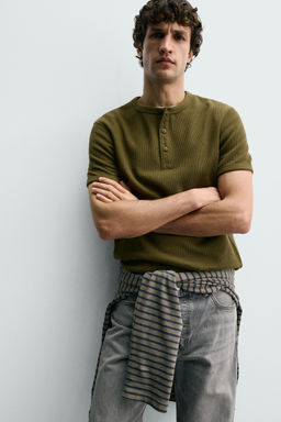 CAMISETA ESTRUCTURA CUELLO PANADERO / Khaki