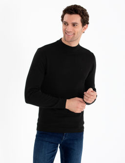 Черный базовый трикотажный свитер стандартного кроя с четверть-черепаховым воротником