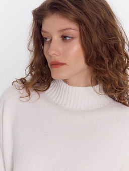 Джемпер женский в молочном цвете молочный 122617 - Mark formelle фото 5