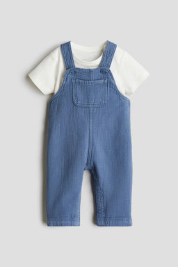 Conjunto de peto y camiseta