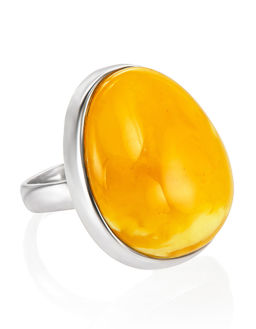 Эффектное кольцо Глянец из натурального янтаря медового цвета