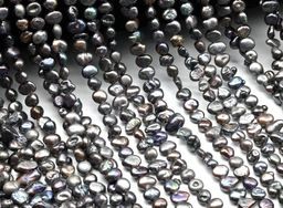 Бусины жемчуг галтовка 8*6мм черный хамелеон, 37см, 67 бусин Радуга камня