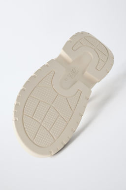 SANDALIA T?CNICA CHARMS / Blanco Crudo