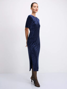 Бархатное платье миди с круглым вырезом / Zarina