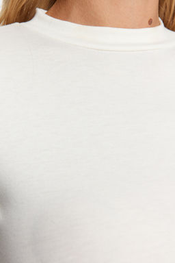 Trendyolmilla Ekru Premium Yumask Kumasl? Fitted/Vucuda Oturan Crop Esnek Orme Bluz TWOAW24BZ00433
