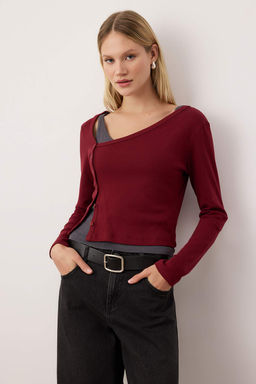 Bordo Cift Gorunumlu Asimetrik Yaka Dugmeli Vucuda Oturan Esnek Orme Bluz TWOAW26BZ00042