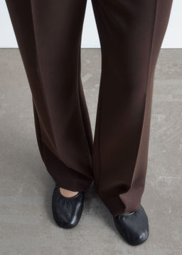 Pantalones sastre con pliegues marcados