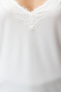 Beyaz Dantel Detayl? V Yaka Ask?l? Esnek Orme Bluz TWOSS24BZ00402