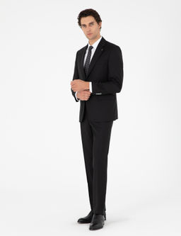 Черный костюм узкого кроя