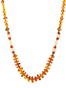 Очаровательное ожерелье из натурального янтаря с перламутровыми проставками